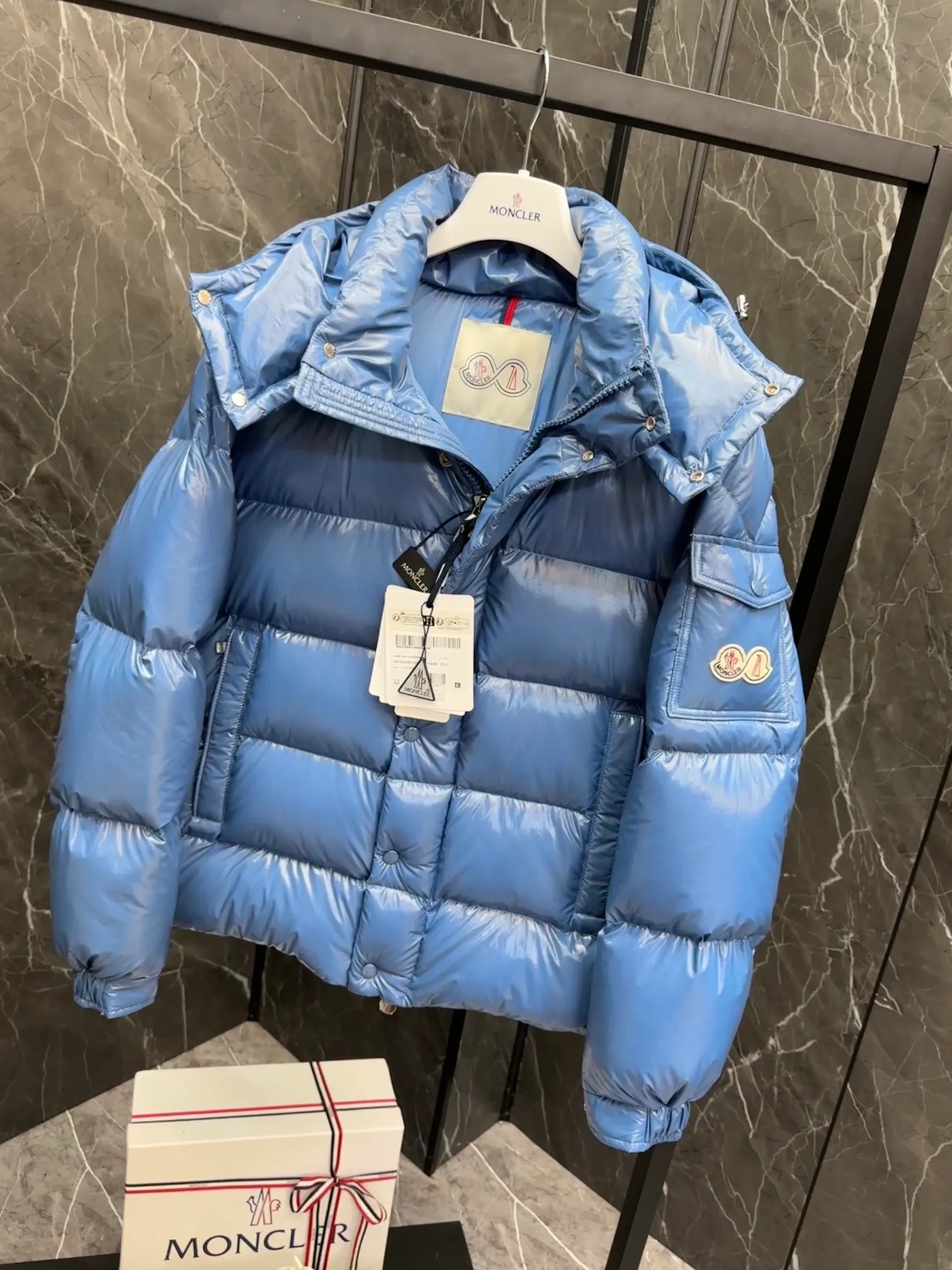 ⬆️Moncler Maya 70 . . Moncler 70 ， 。 ， ， Moncler Maya 70 。 ， 。 Antoni Tudisco 。 Moncler Maya 70 Moncler 70 ， ， 。 Classic ， 、 。 Classic 70 。 • • • • • ， • • • •Moncler Maya 70 Size: 1-5 . Cream White Pink Blue Gray Black D 9890065750